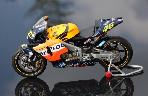 2002_Honda_Rossi_Minichamps12_small_996005106.jpg