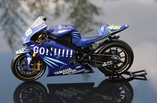 2004_Yamaha_Rossi_Minichamps12_small_9964d63fa.jpg