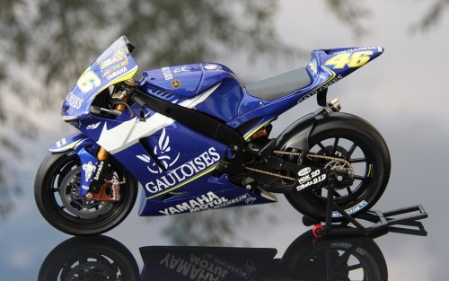 2005_Yamaha_Rossi_Minichamps12_small_996856cf9.jpg