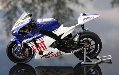 2008_Yamaha_Rossi_Minichamps12_small_9971f3bcd.jpg