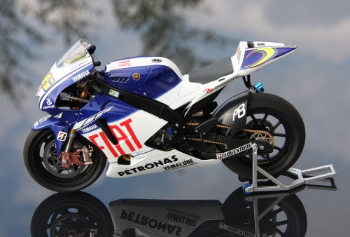 2009_Yamaha_Rossi_Minichamps12_small_99758133e.jpg